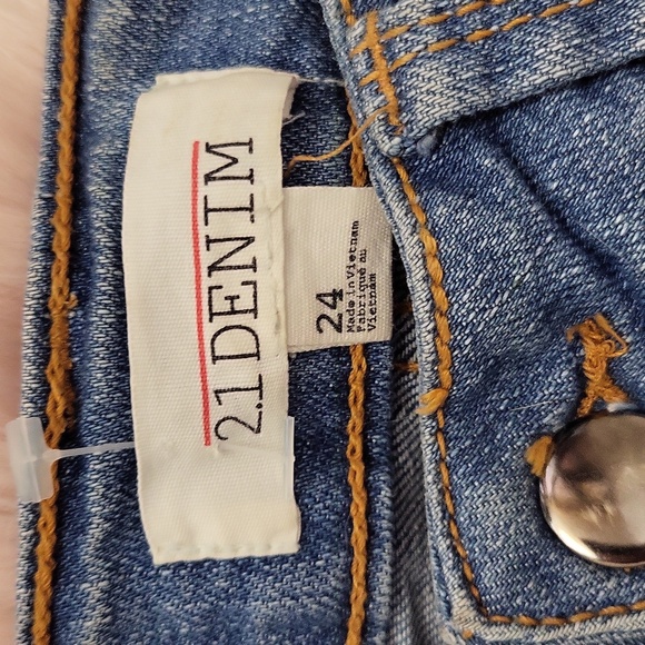 PRE-LOVED 2.1 DENIM DISTRESSED DENIM SHORTS-24 - Picture 3 of 5
